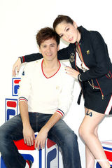 高清组图：李圣杰许玮宁合作拍照 为体育用品站台