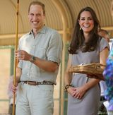 组图：凯特访原住民换两套靓裙 手握花蛇不害怕