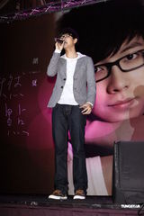 组图：胡夏趁胜追击推新辑 戴爱玲为其发片站台