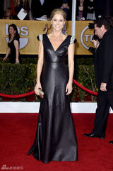 组图：19届演员工会奖举行 女星各色长裙PK红毯