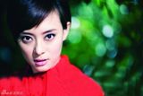 组图：孙俪红衣缤纷贺新年 林间写真登开年封面