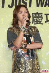 高清图：张根硕闪亮赴台全程搞怪猪不离手