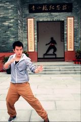 幻灯图：郑恺迷上双节棍 李小龙“面前”耍宝表演