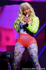 组图：麻辣鸡个唱粉丝强行上台 与保镖激烈扭打