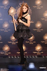 组图：J女郎昆凌抱病出席代言 现场捏鼻否认整形