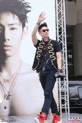 组图：吴建豪亮相签唱会 墨镜耍酷现场热舞