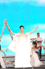 高清图：谭晶再唱《生死不离》 与志愿者为玉树祈福