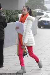 组图：北影复试考生疾步赶考 各色清新美女抢镜