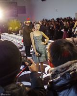 组图：张蓝心时装周性感亮相有料遮不住