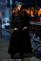 幻灯图：超模伊莉莎柏林拍写真 展现优雅知性一面