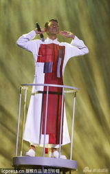 组图：刘德华广州开唱秀肌肉 与辣妹跳贴身热舞