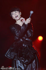 组图：王菲成都开唱红裙霸气 不返场只道4声谢谢