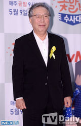 组图：SJ希澈扶仨爷爷宣传新剧 梳油头演帅警察