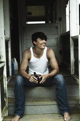 高清组图：韩星丹尼尔海尼片场照 展性感成熟魅力