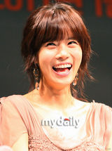 组图：郑在英宣传《棒球手套》搞怪 柳善大笑不断