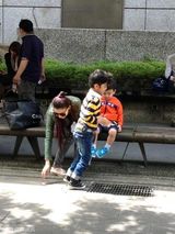 组图：张柏芝携两子台湾游玩参加好友婚礼