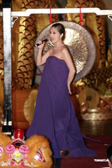 组图：杨千嬅孕后公开出席活动 吴彦祖请教造人秘诀