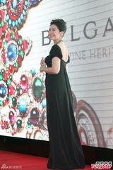 组图：52岁钟楚红低胸性感 避谈感情习惯独居