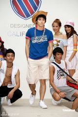 幻灯图：阳光型男凤小岳走秀大展运动风