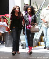 组图：迈克尔-杰克逊女儿帕里斯运动造型亭亭玉立