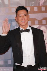 组图：张家辉黑燕尾服现身红毯 复古帅气