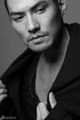 组图：严宽湿身型男写真 展性感大男人魅力