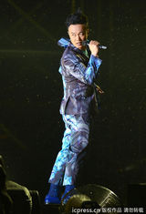 组图：陈奕迅成都开唱 “E神”一秒变印钞机