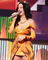 组图：凯蒂佩里化身狮子王 爆乳短裙头饰呆萌