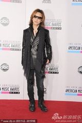组图：Yoshiki墨镜亮相红毯 剪刀手理秀发