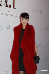 组图：胡杏儿复古红唇T台竞艳御姐气足