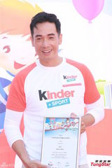 组图：准爸爸陈豪看书学照顾宝宝 向好友取经