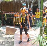 组图：金卡戴珊透视黑纱游泰国 与大象合影遭逐