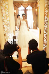 组图：何洁赫子铭大婚 甜蜜牵手幸福对视