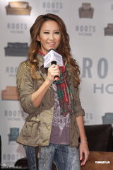 组图：李玟婚后首度到台湾预告暑假推新辑