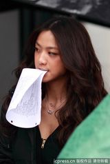 组图：汤唯嘴咬剧本片场卖萌 身着羽绒服气质优雅
