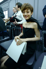 组图：孙俪黑裙亮相品牌秀 与好友舒淇那英热聊