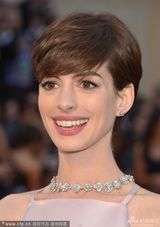 组图：安妮-海瑟薇粉色露背裙 玉肌美艳诱人