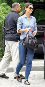 组图：凯蒂-赫尔姆斯带苏瑞玩耍显露母爱