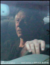 幻灯：波兰斯基妻子开门拿木柴 警卫门外巡罗看守