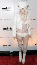幻灯图集：Lady Gaga珍珠面妆现身艾滋病慈善红毯