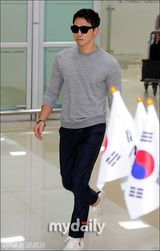 组图：韩星Rain结束中国活动返韩引市民围观