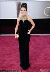 组图：萨尔玛-海耶克高领礼服尽显高贵迷人