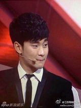 组图：金秀贤给大胸女挑服装 被陶晶莹问到脸红