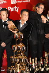 组图：《寒战》横扫金像奖 剧组开庆功宴晒奖杯