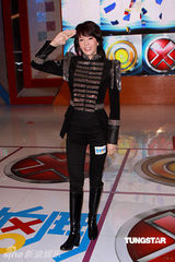 幻灯图集：郑裕玲化身骑士主持 杨思琦桃红外套抢眼