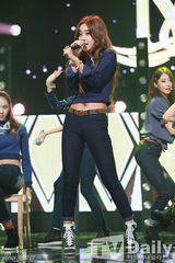 组图：SHINee回归打榜军服风帅气 女团露腰秀腿