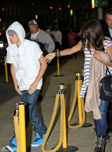 组图：赛琳娜-戈麦斯和比伯现身机场