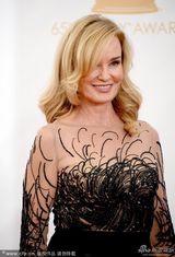 组图:《美国怪谭》杰西卡-兰格亮相艾美红毯