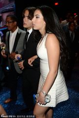 组图：普林斯携女友赴《杰克逊:独一无二》首演