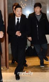 组图：韩国歌手林尹泽去世 鸟叔PSY回国吊唁